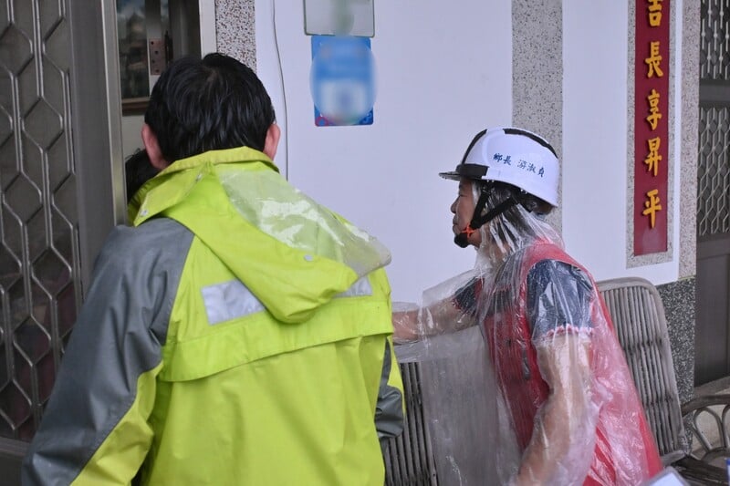 LINE_ALBUM_115.05.25-游淑貞冒雨逐戶撤離_守護鄉親安全　45戶86人完成安置_260826_2_4cd464f80607270d.jpg